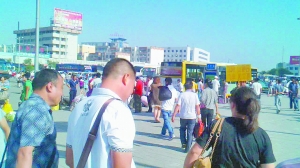 �w���������ӵ��y����܇վ��һ��������ɫT�������p����ǰ����վ��